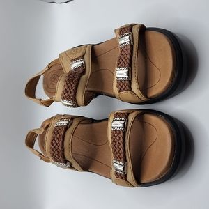 Ariat sling back tan, brown & silver size 6 heeled sandals